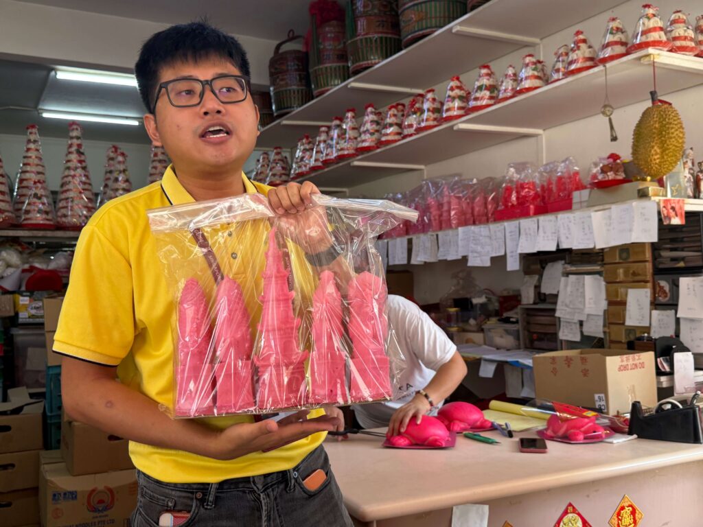 hey lad tour of gin thye cake maker