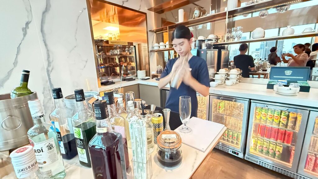 Pre-Dinner Cocktails at the Executive Club Lounge, The Grand Copthorne waterfront, singapore sling